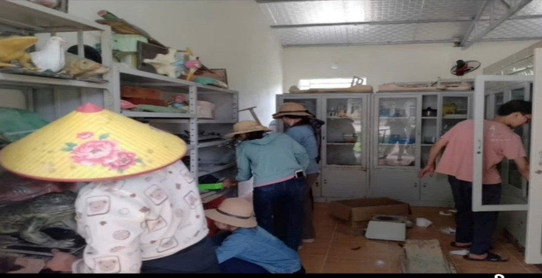 Giáo viên đang say sưa lau dọn, sắp xếp đồ dùng học tập